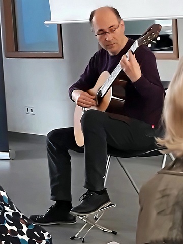 AbiJub2025 - Jürgen Reklies an der Gitarre